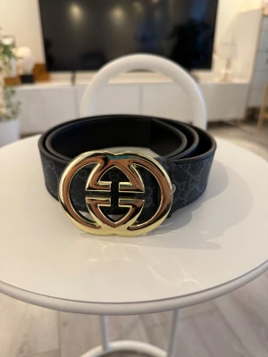 Svart bälte  - Säljer ett snyggt bälte med guld spänne för ett rimligt pris. Helt oanvänd och kvaliteten är topp. Kom dm för frågor😁👍🏼
