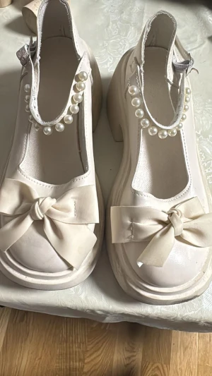 En jätte fin vit Mary Janes  - Använt två elr tre gånger jätte bra kvalitet och snygg