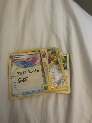 2020 Pokémon kort  - 30 stycken! Mycket bra skick, allt från trainers till holos. Men för det mesta commons