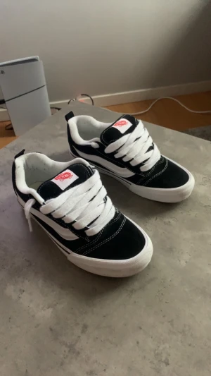 Vans knu schools - Säljer mina Vans knu schools som jag endast använt en gång, säljer för de var för små i storleken 