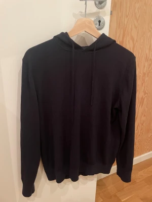 Stickad hoodie - Stickad hoodie/huvtröja i riktigt bra skick. Storlek xs. Skriv vid frågor!