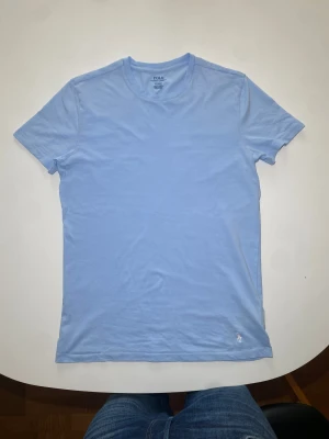 Ljusblå t-shirt från Polo Ralph Lauren - Säljer då den blivit för liten. Inga fläckar eller defekter hör av er om ni har några frågor. Jag på bilden är 189 så     Passar 175–180.