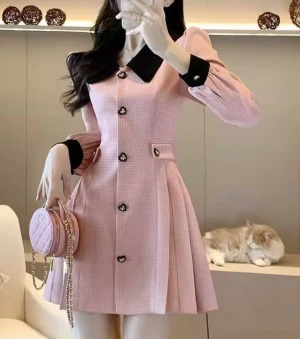 Rosa kortklänning med svarta detaljer - Längd 79cm