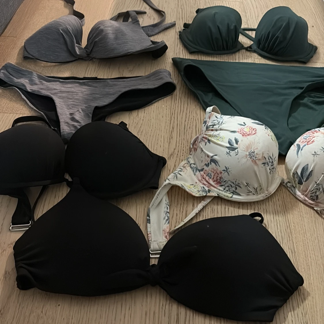 Mixade bikinis i olika färger och mönster - 1
