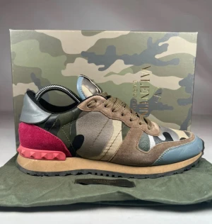 Valentino rockrunners - Köper in om någon vill ha dom. Helt okej skick