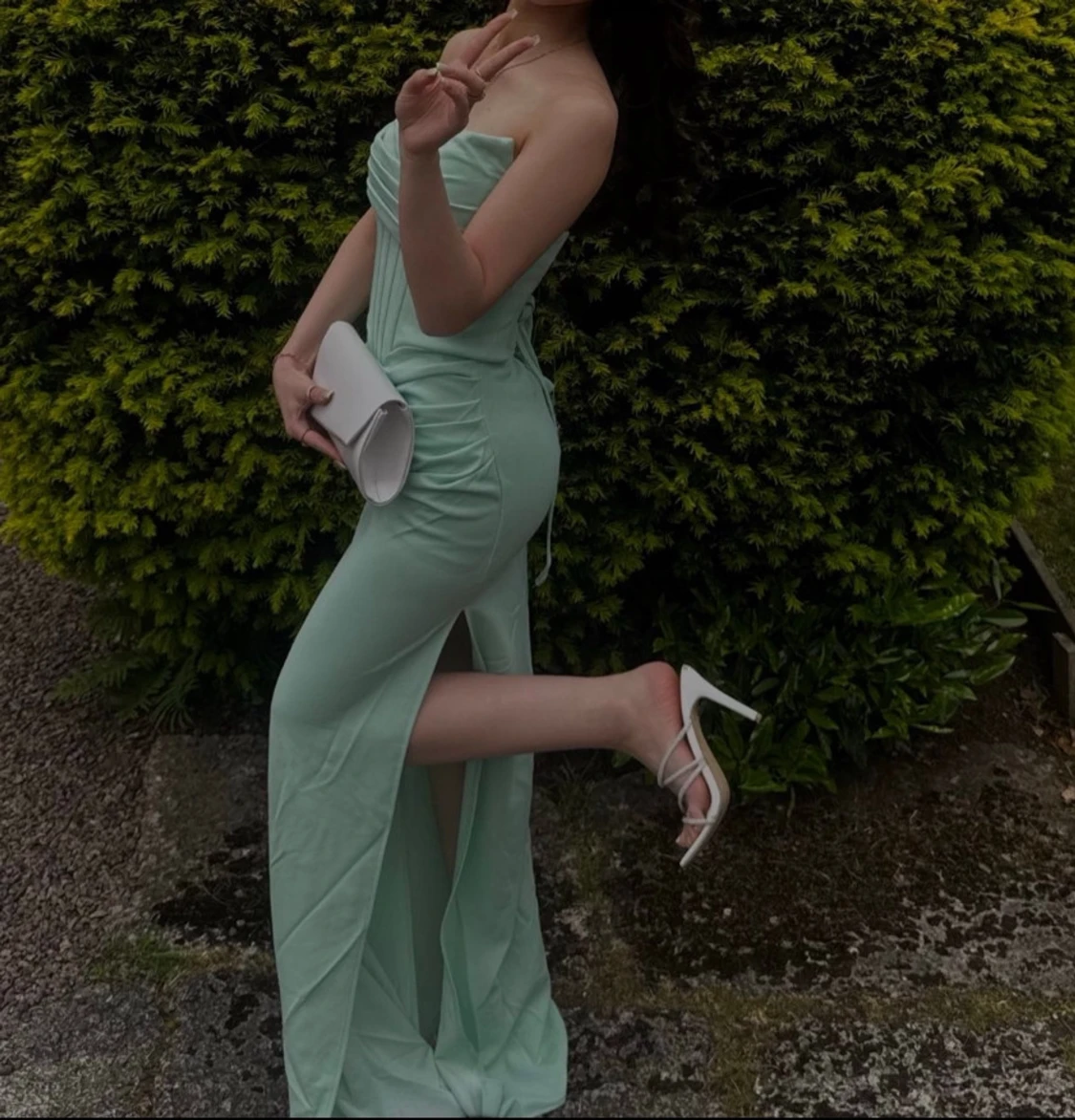 Mintgrön axelbandslös långklänning