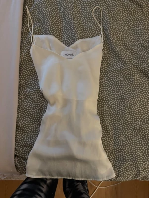 Vitt silke linne från Monki i XS💗 - Jätte snygg, aldrig använd!