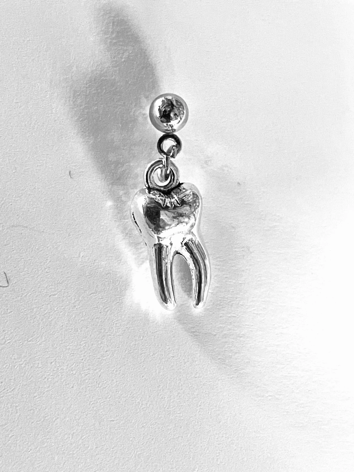 By prisförslag 1 st Silvrigt örhänge med tandhänge - 2