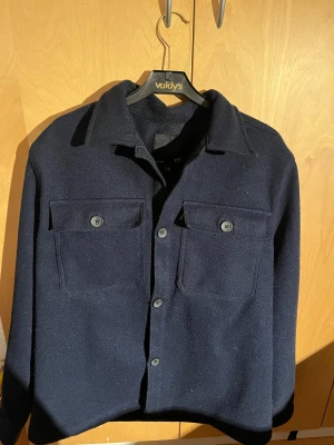 Mörkblå overshirt  - Mjuk overshirt, använd men i bra skick utan defekter. Perfekt på vintern eller kall höst/vår