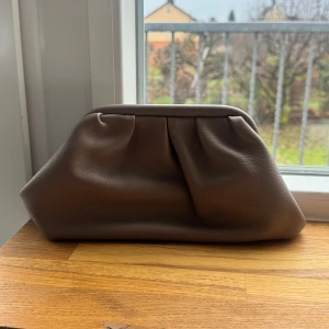 Väska  - Clutch väska från markberg i smutsrosa, väskan har använts fåtal gånger, finns några småflickor inuti men är annars i gott skick!