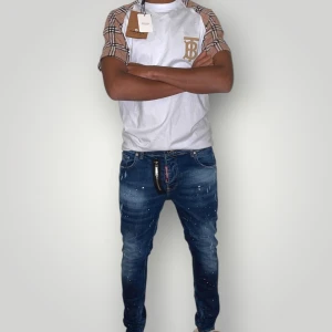 Burberry tshirt strl S vit  - Helt ny. Fin replika med hög kvalitet. Modellen på bilderna är 175cm lång. Pris: 999kr. Först till kvarn som gäller. Skickas inom 24h