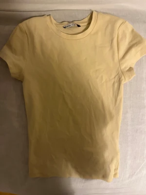 Bershka gul t shirt  - Använd en gång. Snygg med baggy jeans 