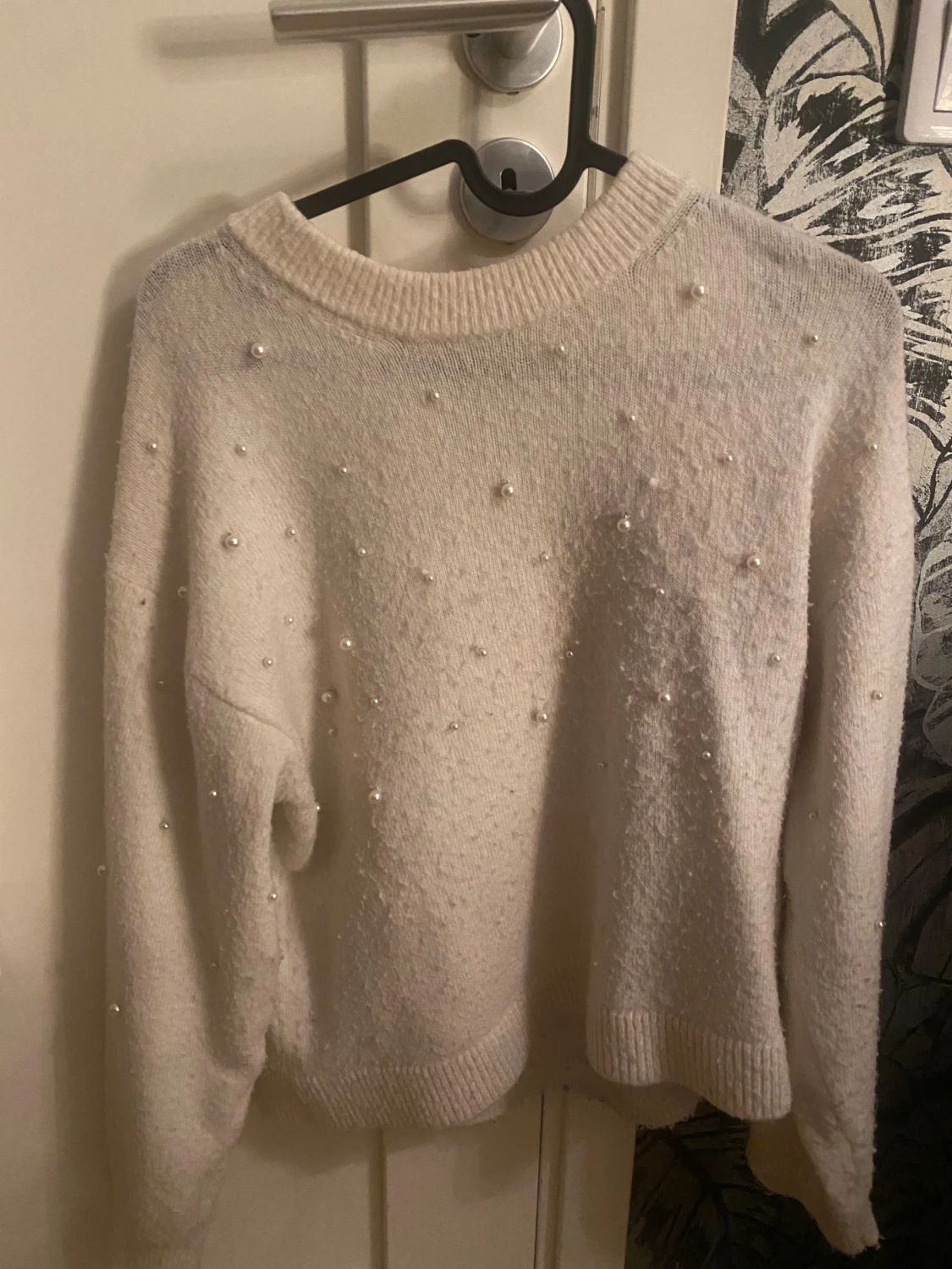 Vit stickad tröja med pärlor på