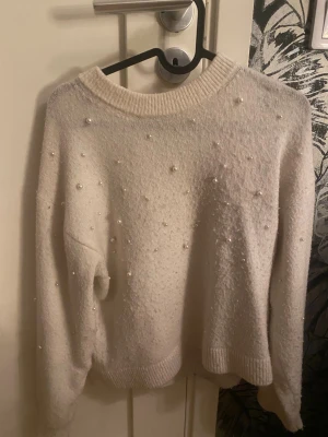 Vit stickad tröja med pärlor på - Säljer denna fina mysiga stickade tröjan med pärlor på! 🥰