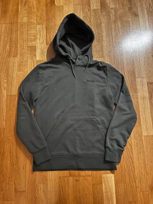 Björn Borg hoodie - Säljer en skön olivgrön Björn Borg hoodie i riktigt bra skick, knappt använd. Storlek M. Hör av dig vid funderingar! Mvh Carl