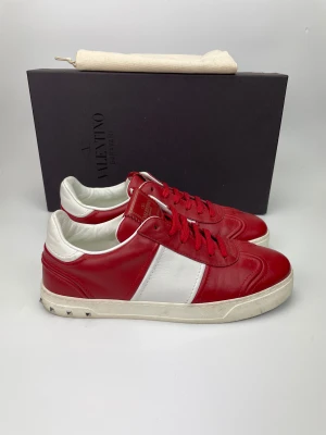 Valentino flycrew  - December Rea! Valentino skor, hör av dig vid frågor. 40 passar 41