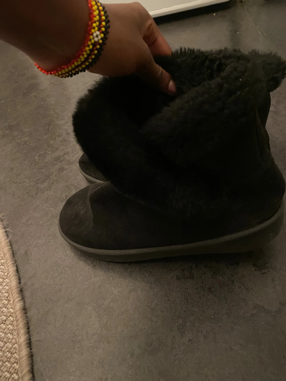 Svarta fluffiga boots med päls