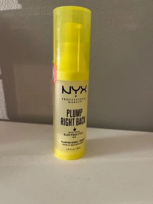 NYX Plump Right Back Primer 30ml - NYX Plump Right Back Primer med elektrolyter, 30 ml. Kommer i en genomskinlig plastflaska med gul pump och lock. Perfekt för att ge huden extra fukt och en plumpad känsla innan sminket. Fräsch och lätt formula som boostar din bas. Testad en gång