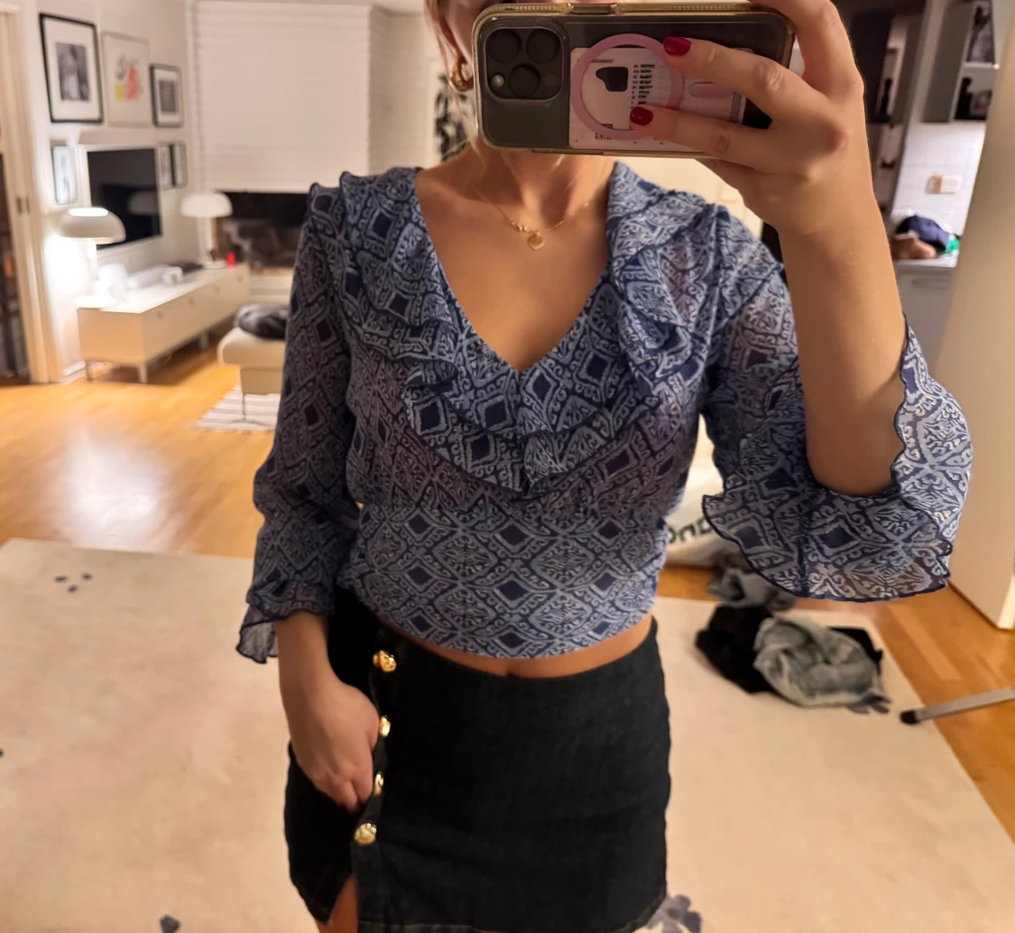 Blå croppad blus med volang