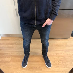 Jack & Jones Jeans - Sjukt snygga Jack & Jones Skinny/Liam jeans i en skinny passform och snygg mörkblå färg. Storlek: W31/L34. Mått - Midja: 38cm Benlängd: 107cm. Hör av dig vid funderingar!🤩