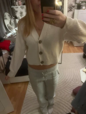 Cremevit kofta - Säljer denna supersköna krämvita koftan!! Pris kan diskuteras 💕💕