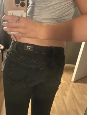 Snygga svarta LTB jeans   - Kan ta tydligare bilder om någon vill ha. Storlek W24 L30, jag är 160 cm för referens och de sitter bra i längden på mig. Lågmidjade & bootcut🥰De har inga tecken på användning som jag ser, fickorna på framsidan är dock klippta men syns inte bara om man vänder jeansen ut och in. Skriv gärna för frågor osv, har bilder på midje,innerben och lår- mått☺️