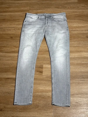 Ljusgrå dondup jeans. - Dondup grå Jeans. Storlek 32, nypris=4000kr, säljs för 1299kr. 