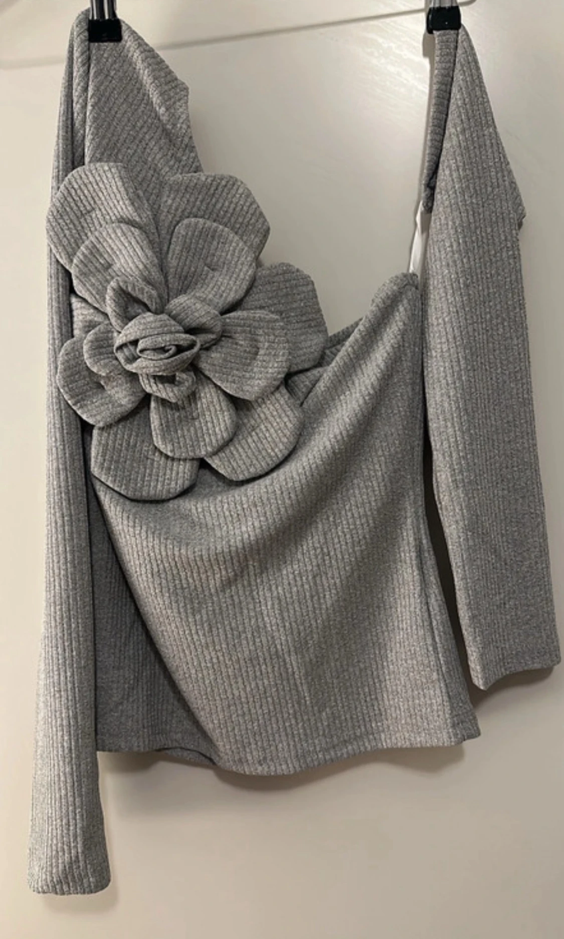 Grå offshoulder topp med stor blomma - 1