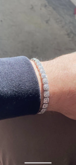 Tennis armband silver och diamanter - Tennis länk i högsta kvalitet. Tillverkad i äkta silver med riktigt fina diamanter. Bredd 5mm Längd 17,5 cm Passar till både män och kvinnor Hör av dig vid funderingar