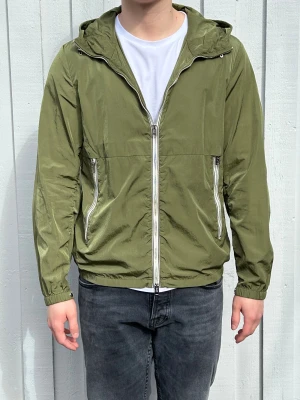  Woolrich Windbreaker - Grön Windbreaker från Whoolrich, väldigt bra skick! Orderbevis finns, Storlek: L. Pris kan diskuteras!