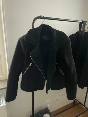 Svart teddyjacka från stradivarius - Passar mellan XS-S Säljer en svart kort teddyjacka  med bred krage och mjukt teddyfoder. Jackan har två snedställda dragkedjefickor och  dragkedjor framtill. Perfekt för dig som gillar en  mysig stil med lite edge.