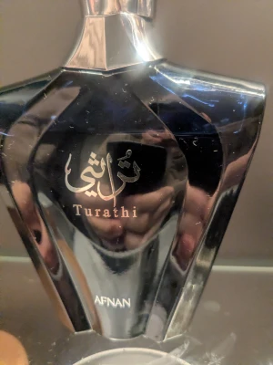 Afnan Turathi blue edp parfym  - Box följer med. Se bild två för mängd kvar. En doft som påminner om Bvlgary Tyger. Väldigt positiva recensioner på fragnatica. Nypris 349