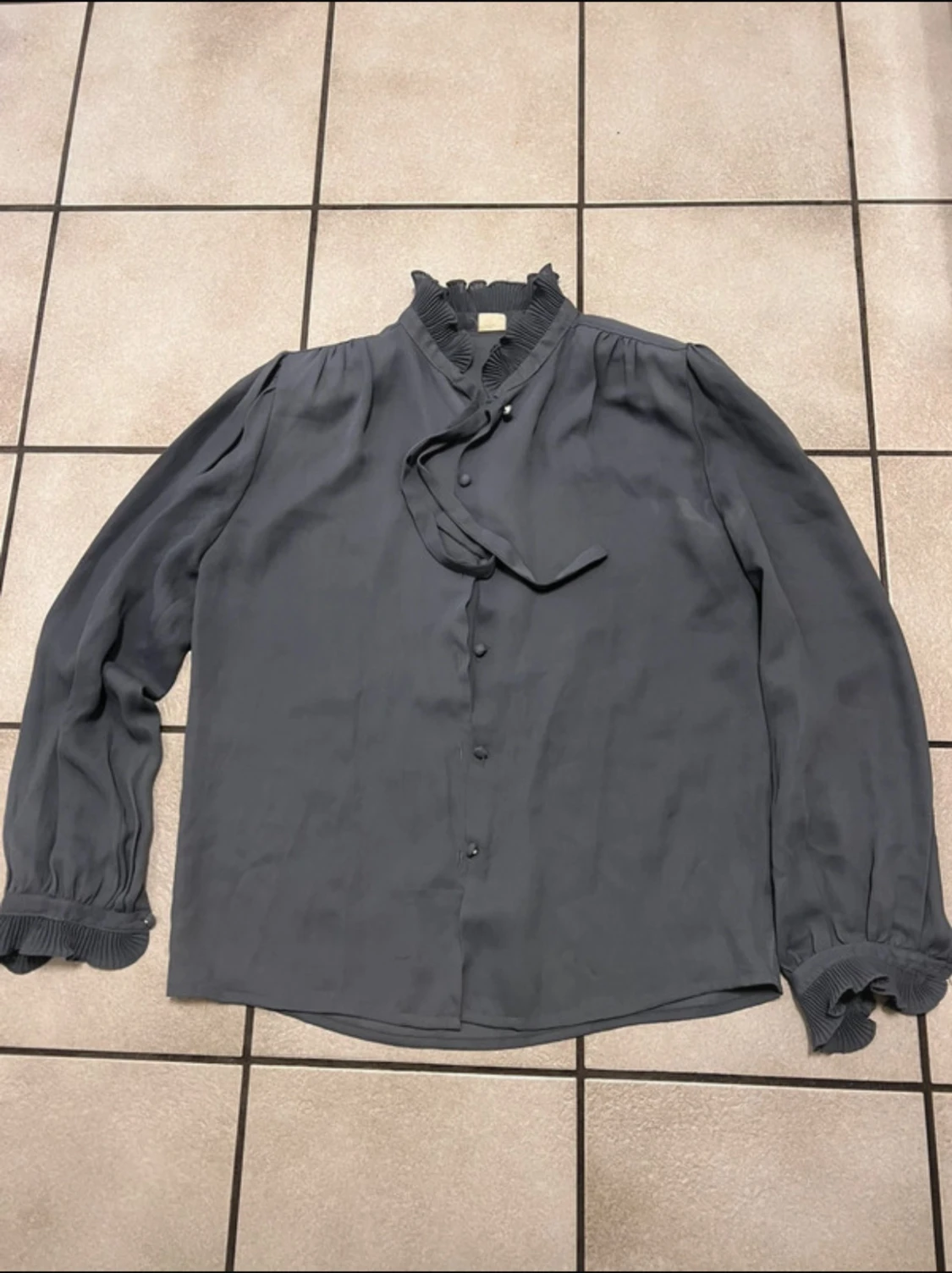 Mörkgrå blus med volangkrage storlek S/M