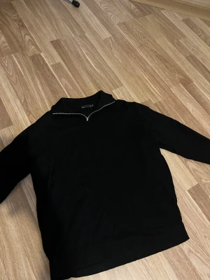 Lager 157 svart quarter/half zip - Lager 157 svart quarter zip. Stilig och knappt använd.