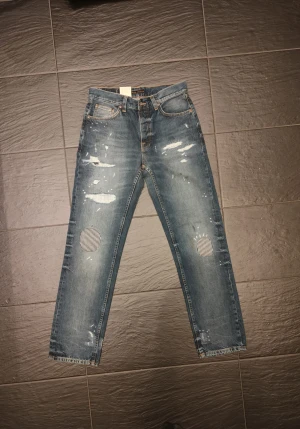 Nudie rad rufus majorna fleas - Säljer dessa limiterade Nudie jeans i modellen rad Rufus (straight fit) helt sjuka slitningar och detaljer överallt på jeansen. Helt nya med lappar kvar. Midja 29 längd 32. Skriv vid minsta fundering!