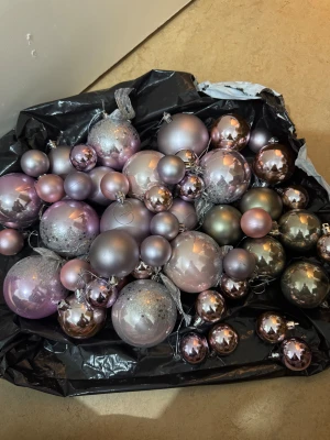 Juldekorationskulor  - 50 st Juldekorationskulor som är i väldigt bra skick säljs för 100 kr. 