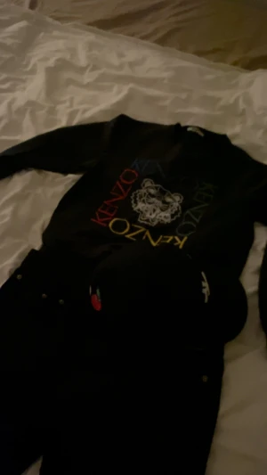 Svart Kenzo sweatshirt, limited edition  - Svart sweatshirt från kenzo som är limited edition. Nypris:2120