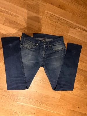 Mörkblå dondup jeans  - Snygga mörkblå dondup jeans med bra passform. Jeansen har diskreta slitningar och tvättade detaljer framtill och bak, samt logotyp på bakfickan. W32 L32
