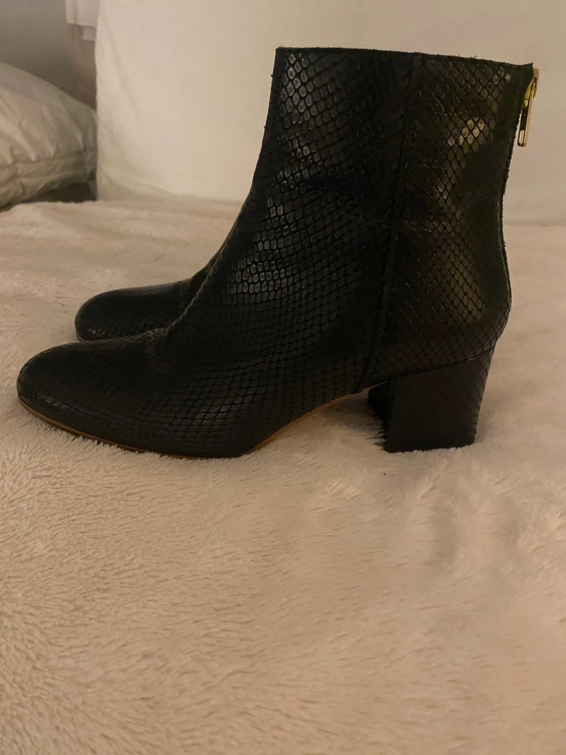 ATP- Atelier, Svarta ankelboots i skinn med guldzip - 4