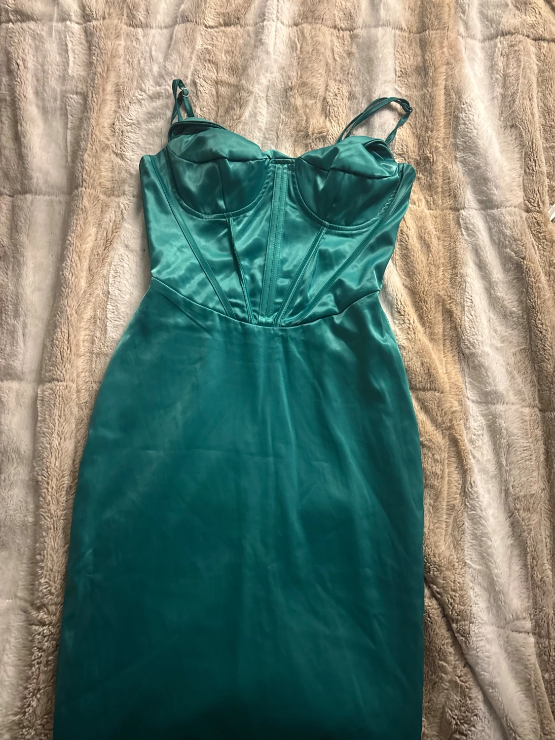 Grön satin klänning med bygel - 2