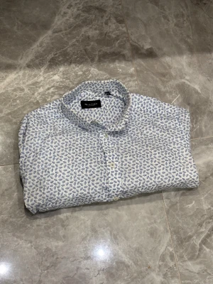 Sand Copenhagen Skjorta - Sand Copenhagen Skjorta | Vit | Blå | Skick: 9/10 | Storlek: 40 | Pris: 249 SEK | Priset är diskuterbart | Frakt: Postnord + Instabox + Bring | Skriv vid minsta fråga eller fundering 📩