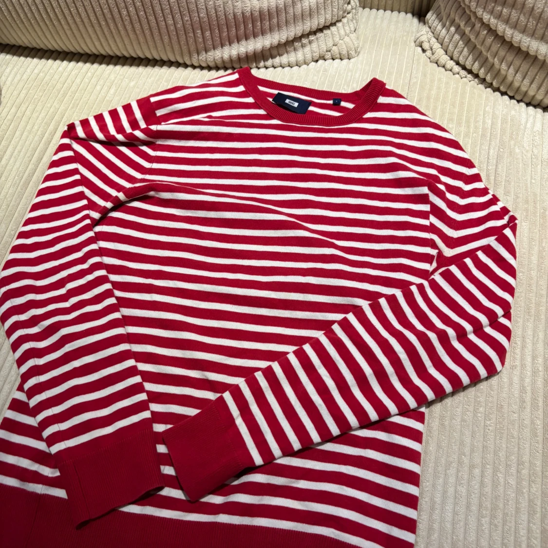 Röd och vitt randig tröja
