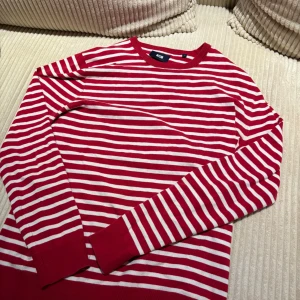 Röd och vitt randig tröja  - Röd och vitt randig tröja helt ny.