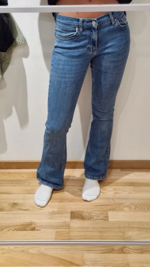 Bootcut Jeans - Klassiska blå bootcut jeans från gina tricot, perfect jeans. Jeansen är midwaist 