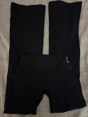 DFYNE origin flares - Säljer dessa helt nya dfyne tights som är i modellen origin flares. Ett par tränings tights i flare som är låg/mide rise. Storlek s,tall. Innerbenslängs ca; 90cm (säljer då de va för långa för mig) skickas i orginal förpackning då jag endast testat dom bara inte orkar sticka tillbaka😅 kostar 69$+6$ frakt vilket motsvarar lite över 700kr, köp här så sparar du lite