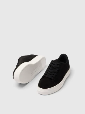 Svarta sneakers med vit sula - Stilrena svarta sneakers från Selected Homme med vit platt sula och rund tå. Använda 1 gång 