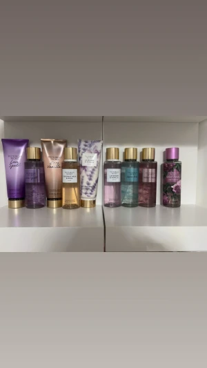 Victoria's Secret face mist samling - Säljer flera face mist från Victoria's Secret i olika dofter och färger, bland annat Love Spell, Bare Vanilla, Coconut Milk & Rose, Lavender & Vanilla, Aqua Kiss, Velvet Petals och Velvet Petals Untamed. Flaskorna är i plast med guldfärgade och lila lock, vissa med blommigt motiv. 200kr st priset kan diskuteras 