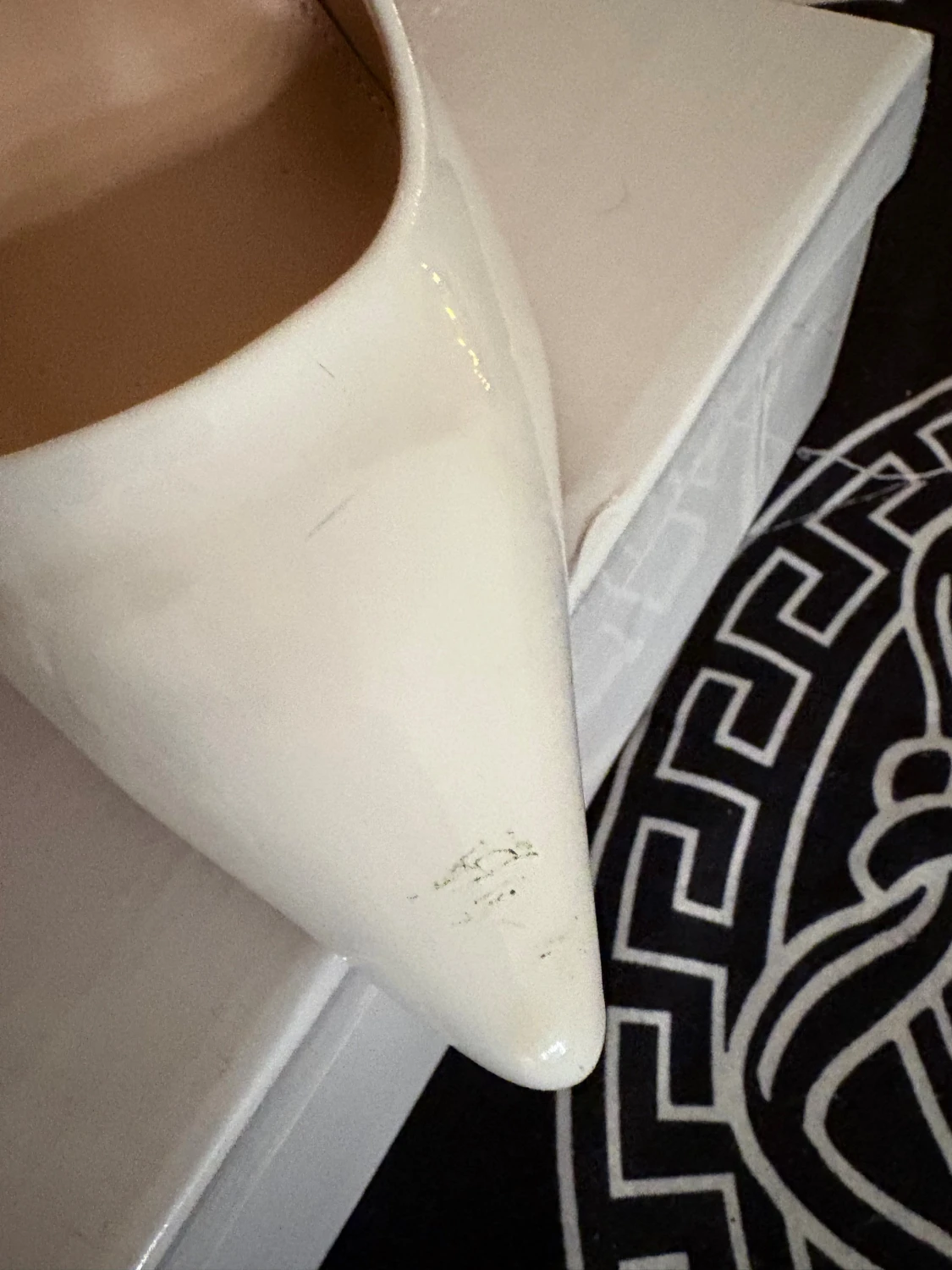 Vita pumps med röd sula och spetsig tå - 3