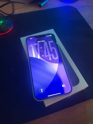 iPhone 16e - Snygg vit iPhone 16 i mycket fint skick, säljes med originalkartong. Skärmen och baksidan ser ut att vara utan repor eller skador. Perfekt för dig som vill ha en pålitlig och stilren smartphone med bra kamera och prestanda. Inga skador helt ny mobil batterihälssan är 100% 