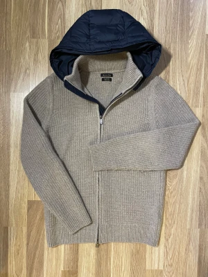 Massimo Dutti cardigan  - En beige cardigan från Massimo Dutti i storlek M. Luvan går att ta bort vid behov. Tröjan är i riktigt bra skick 